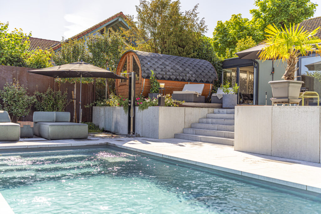 großzügiger Pool mit Sauna | SPRAUL GmbH Oberkirch