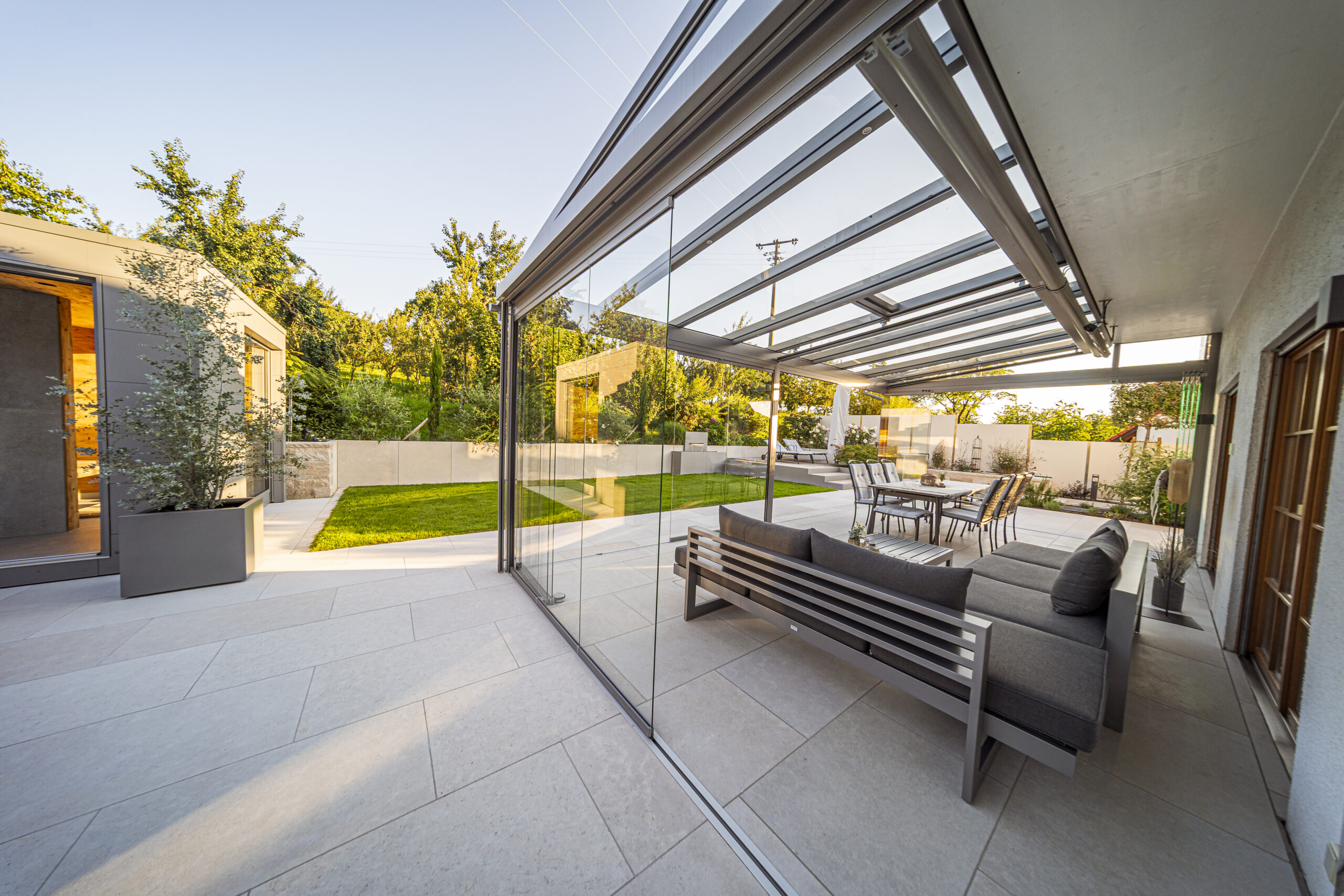 Garten mit überdachten Außenbereich und Sauna | SPRAUL GmbH Oberkirch