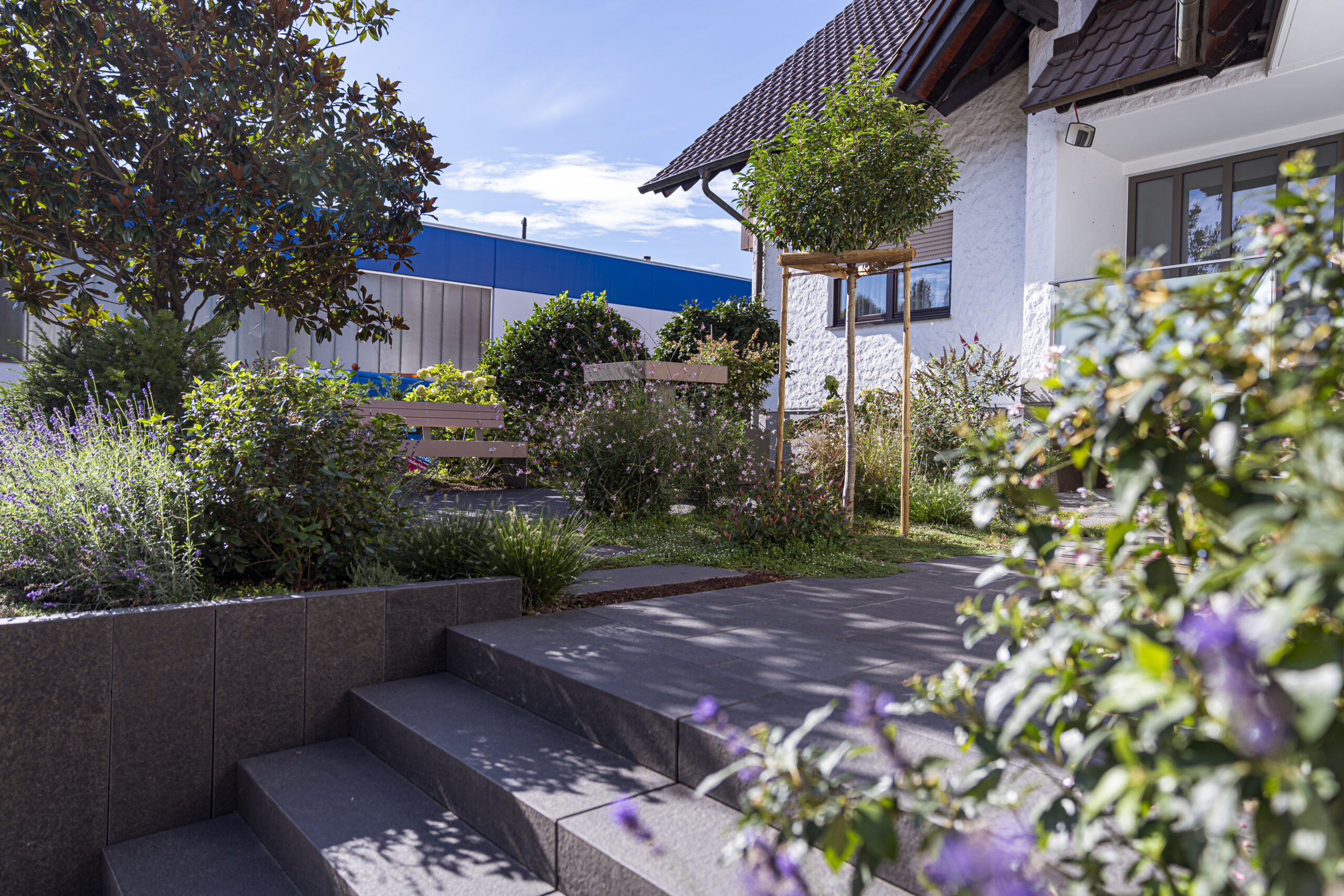Firmengarten mit Sitzplatz und Stehtisch von Gartenmetall | SPRAUL GmbH Oberkirch